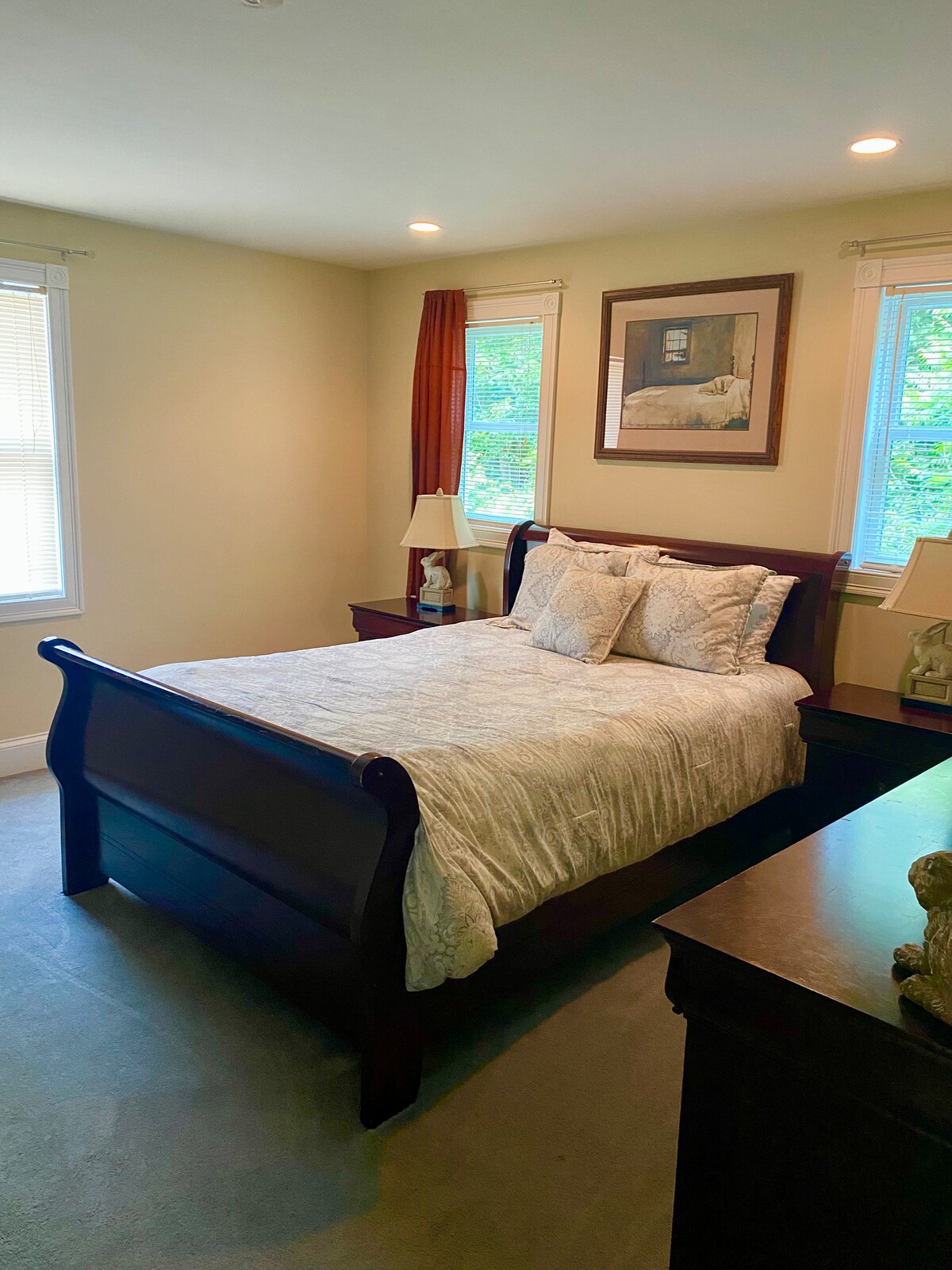 מיטת קווין סייז בקומה העליונה של חדר השינה החמישי