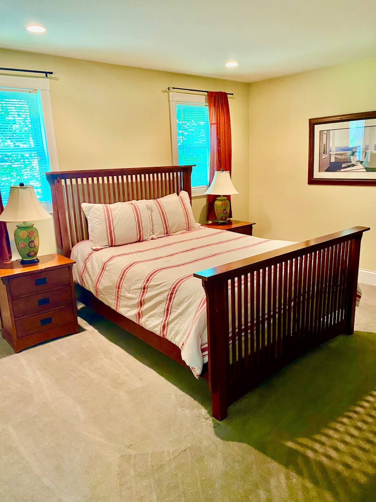 חדר שינה קווין בקומה העליונה עם חדר רחצה פרטי מלא