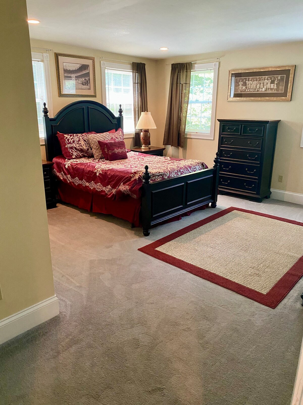 מיטת קווין סייז בחדר שינה ראשון בקומה התחתונה