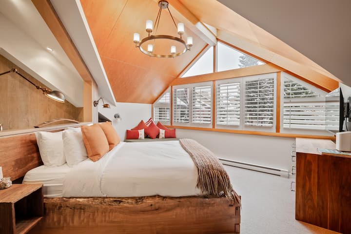 The Den | Central & Luxury 2br W/ Free Parking - Whistler