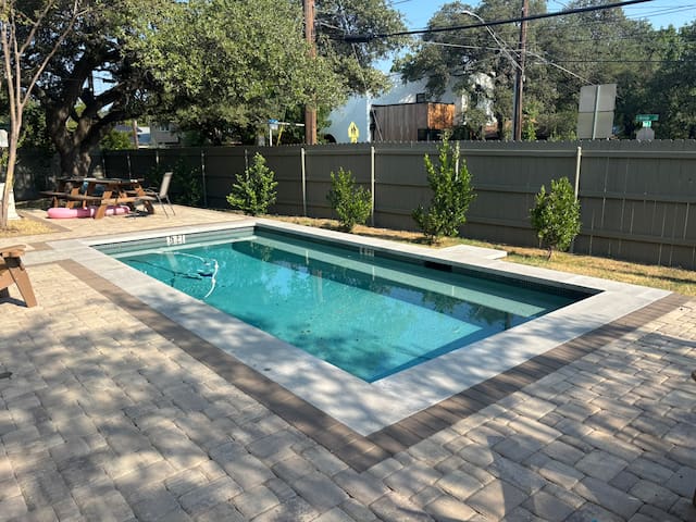 Bouldin 6 bedroom walk to ACL heated pool