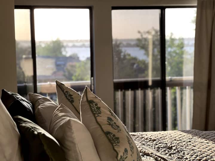 New King mattress with luxury linens- Wake up with sunrise views and rested -