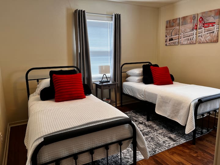 Ორი ტყუპი საწოლი, უშუქო ფარდები, კარადა საკიდებითა და ბარგის საკიდით.