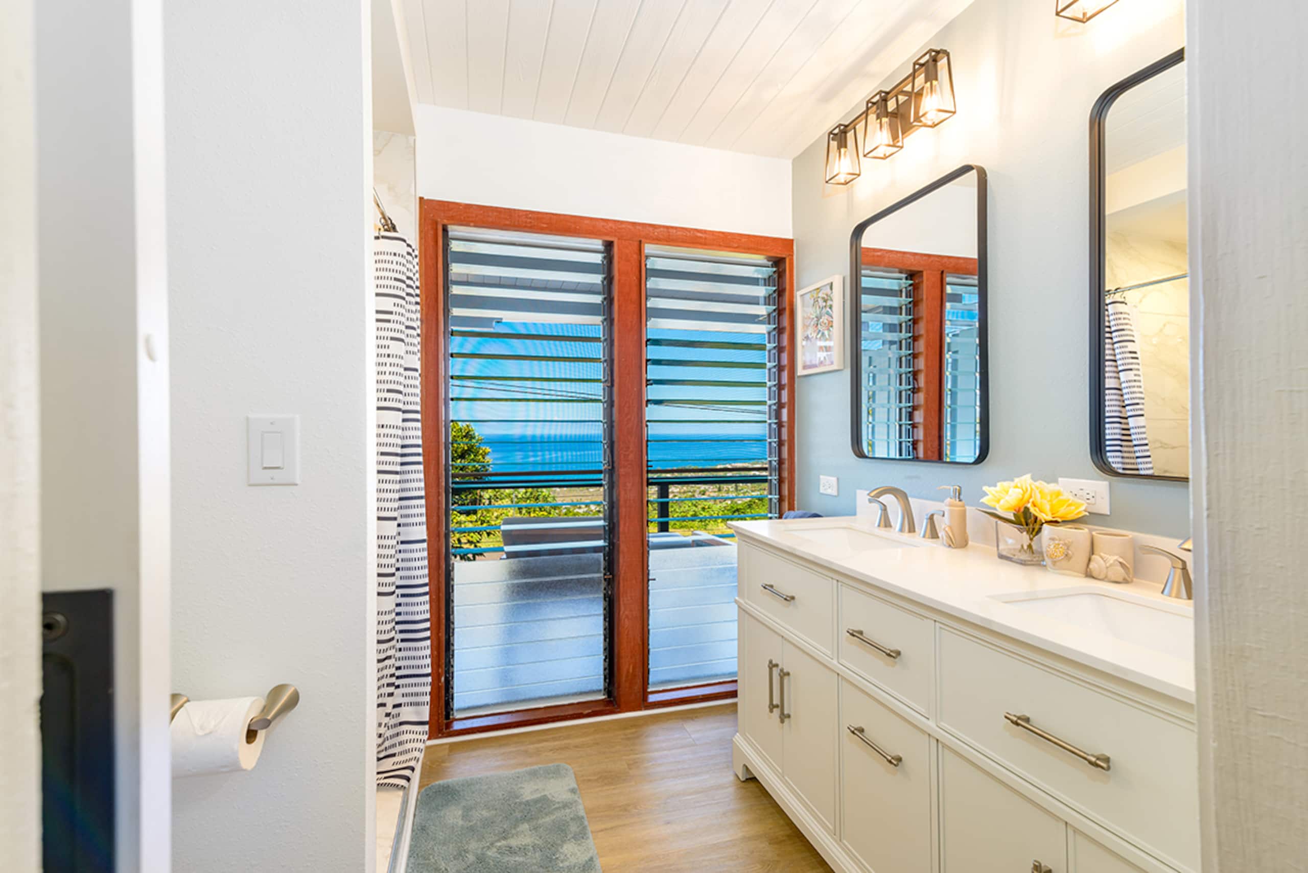 Home in Kailua-Kona · ★5.0 · 5 bedrooms · 7 beds · 4 baths - Image 14