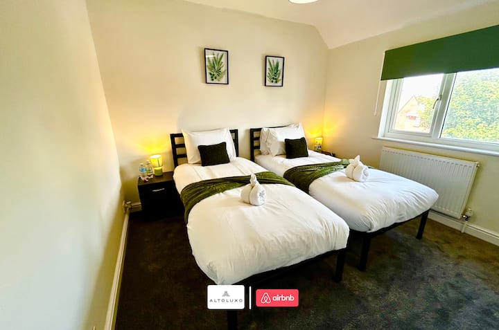 חדר שינה ב-AltoLuxo Short Lets & Serviced Accommodation 				