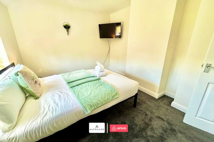 חדר שינה ב-AltoLuxo Short Lets & Serviced Accommodation 				