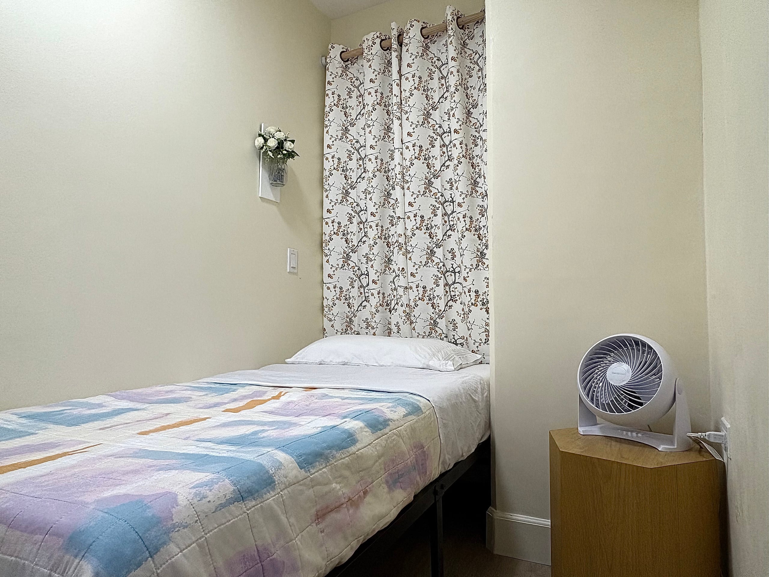 Stylish 2B/2B +Den, Central Waikiki, Parking - Image 11