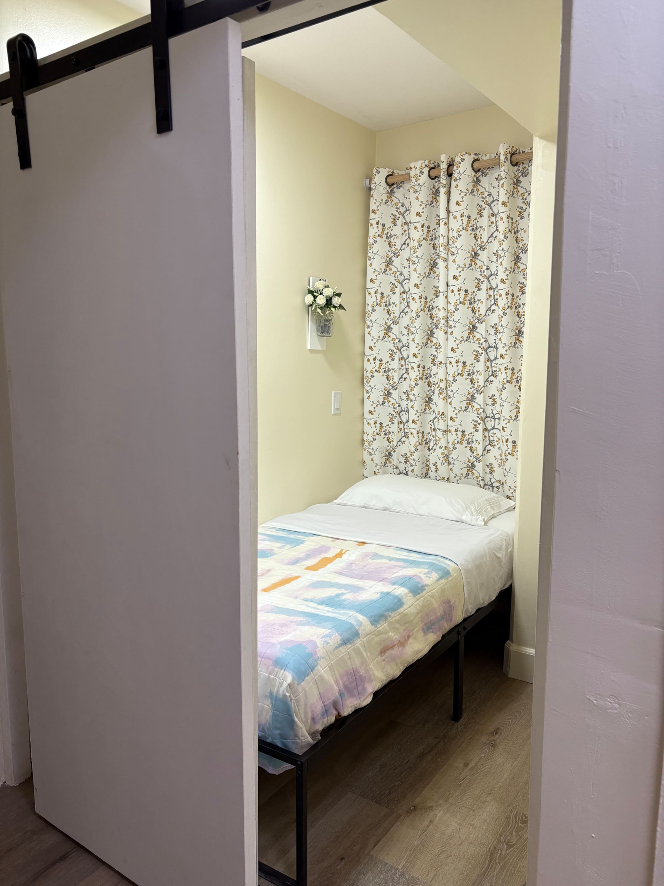 Stylish 2B/2B +Den, Central Waikiki, Parking - Image 12