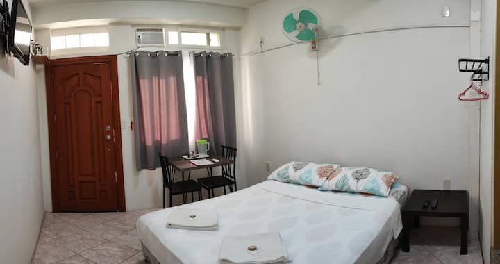 Quarto nº 112 com cama queen size, ar condicionado de janela e ventilador de parede, roteador Wi-Fi, TV de 24" [Preço por hóspede - 1 ou 2 hóspedes]