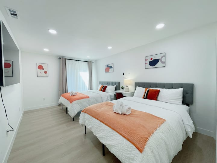 #3 ห้องนอนพร้อมทีวีขนาด 65 นิ้ว