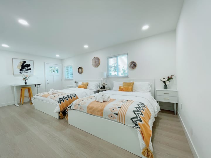 ห้องนอนหลักพร้อมทางเข้าสำหรับวีลแชร์ห้องน้ำส่วนตัวเต็มรูปแบบ