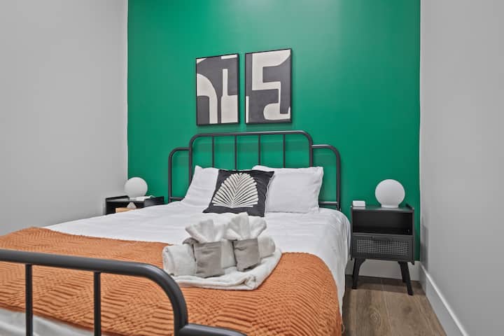 Spálňa 1 : veľká manželská posteľ s pohodlným matracom a dvoma odkladacím stolíkom s nočnými lampami a nabíjacou stanicou na každom z nich.