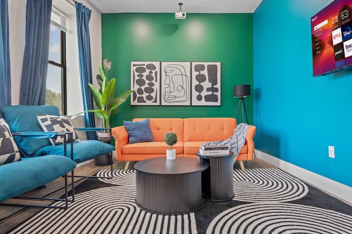 Úžasná a živá záruka životného štýlu. Tento obytný priestor je starostlivo navrhnutý s ohľadom na pohodlie a luxus. Bývanie zahŕňa : gauč s chráničom, zvýraznené stoličky, stredový stôl na útulnom koberci, vysokorýchlostné Wi-Fi , televízor Roku + projektor. 