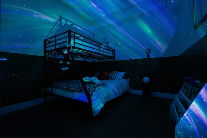 Spálňa 2: poschodová posteľ s posteľou Twin XL nad posteľou typu Kind. 
Má: klimatizáciu, knihy pre deti, hry, nočné svetlo , prikrývku, vankúše a nočnú lampu. 