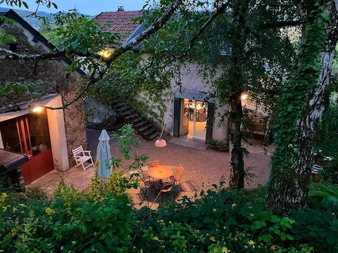 Gîte with idyllic garden one minute from the lake
