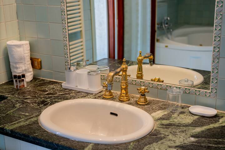 [10 Min From TRAIN] Rome Elegant & Quiet Apartment gallery image 4