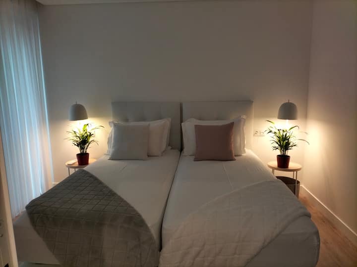 חדר שינה 2 עם 2 מיטות יחיד. (90X200 ס"מ), עם ארון מובנה ומזגן - חימום