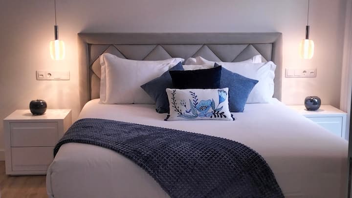 חדר שינה 1 עם מיטה זוגית (180X200 ס"מ), חלוק מחלקה מובנית, מזגן  - חימום