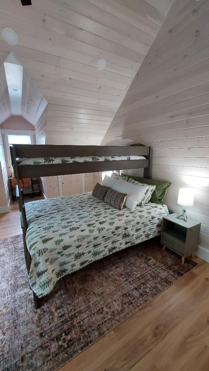Parte inferior queen con una litera doble. También hay una cama doble plegable en esta habitación.