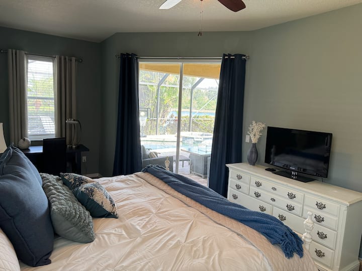 חדר שינה ראשי עם כניסה נפרדת ללנאי.   טלוויזיה חכמה ושולחן כתיבה.