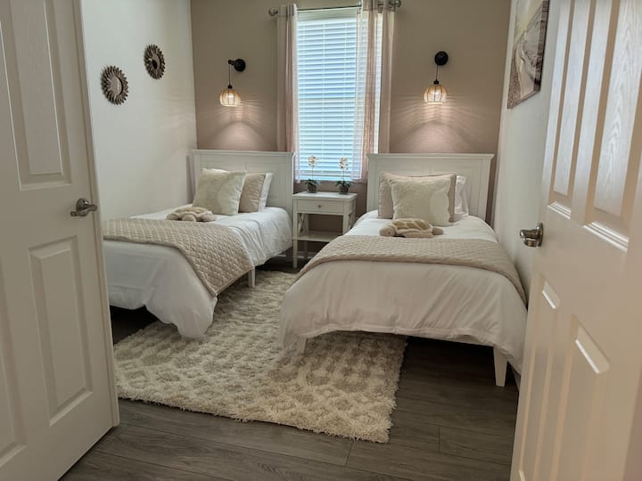 בחדר שינה 3 יש 2 מיטות נפרדות, טלוויזיה חכמה, תאורת פמוט בשלט רחוק ומאוורר תקרה.