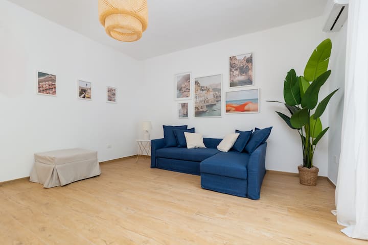Um espaço amplo e iluminado que acolhe você desde o primeiro olhar, onde a sala de estar se torna o coração da casa: arejada, arrumada e perfeita para compartilhar momentos de relaxamento após um dia passado à beira-mar e ao longo da costa.