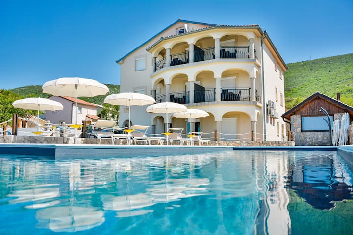 Sea View 4 | Apartment with pool & sea view