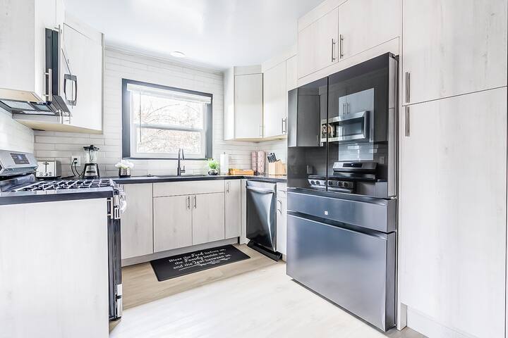 Ballard 9BR | Spacious Group Retreat Near Dining gallery image 3