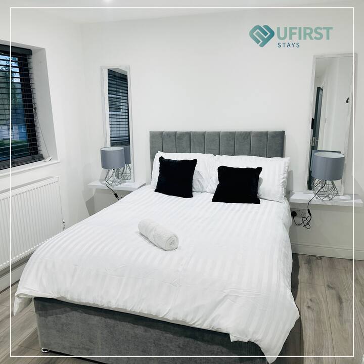 לנוח בנוחות על המיטה הכפולה עם מצעים איכותיים, מגבות נקיות ומנורה מסוגננת ליד המיטה