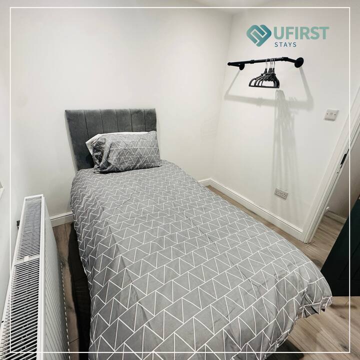 כולל מיטת יחיד עשויה היטב ומצעים נקיים. 