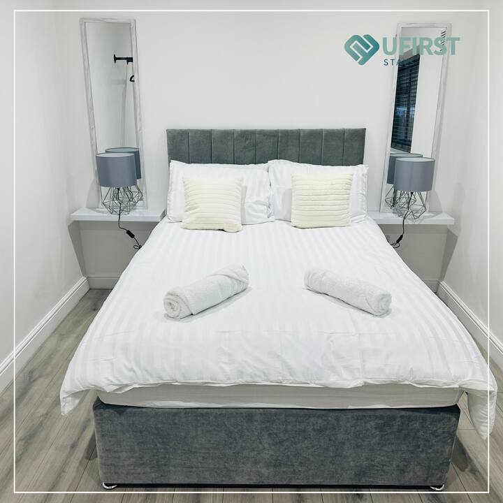 כולל מיטה זוגית עם מגבות נקיות, מצעים ומנורה מסוגננת לצד המיטה לנוחות נוספת.