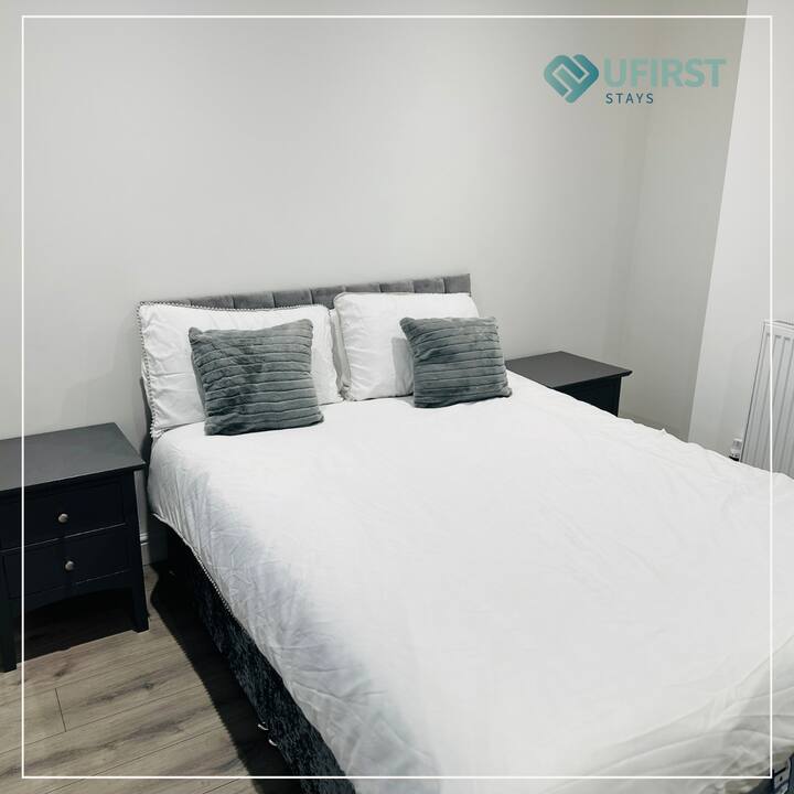 מיטה זוגית מעוטרת במצעים ומגבות רכים, עם עיצוב אלגנטי