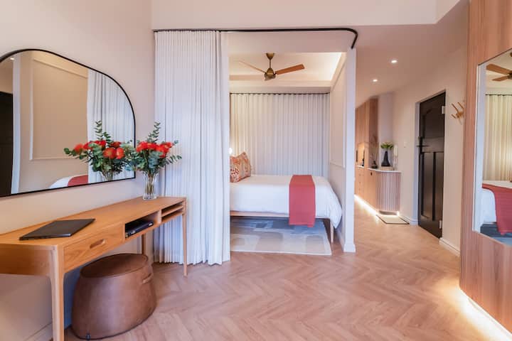 Vychutnáte si veľmi pohodlnú manželskú posteľ Queen Size XL s obliečkou na paplón King Size a 15 cm navyše na konci postele pre veľké osoby.