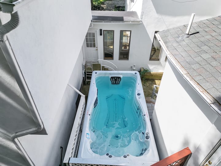 !Poconos Hidden Villa de’Casablanca Pool+Spa Creek