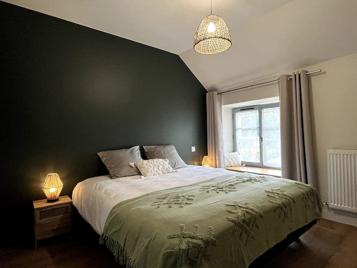 Arriba, el dormitorio 2 está equipado con una cama king size modulable en dos camas de 90X200  (colchones nuevos de calidad hotelera)