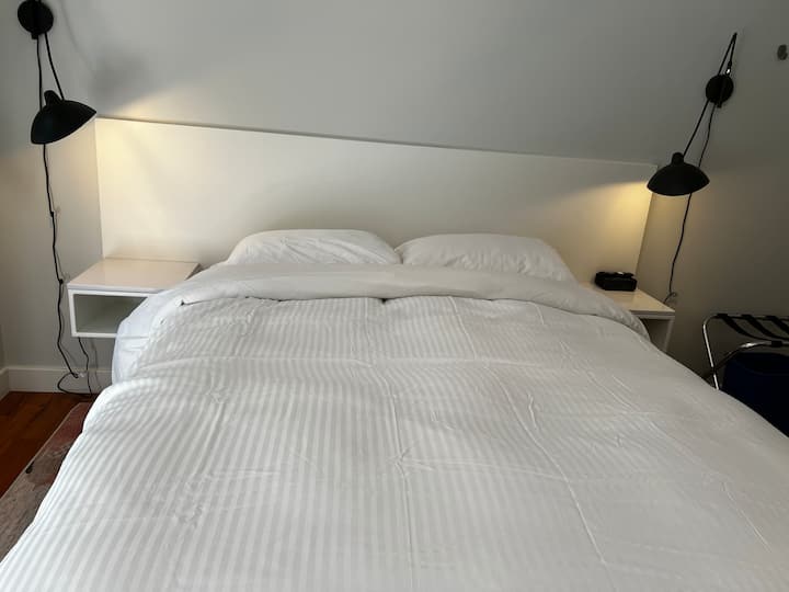 Queen bed. Feather Duvet. Excellent lighting.