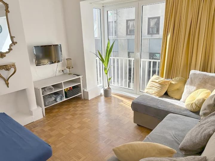 Kwa sababu ya madirisha makubwa, chumba hiki ni angavu sana.  Roshani inakupa mwonekano mzuri wa kasino na mikahawa yenye starehe.
