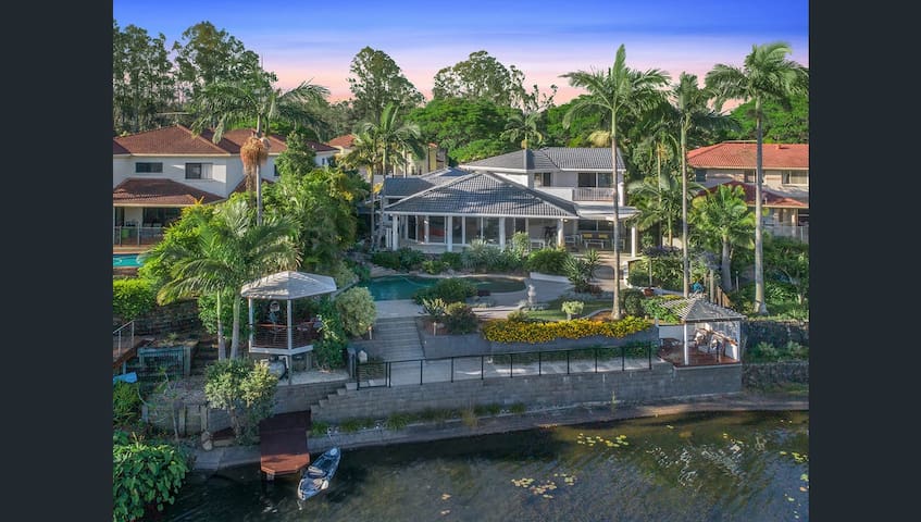 Lakeview Bliss|Black Swans|Golf Retreat in Brissy