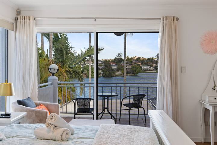 Lakeview Bliss|Black Swans|Golf Retreat in Brissy