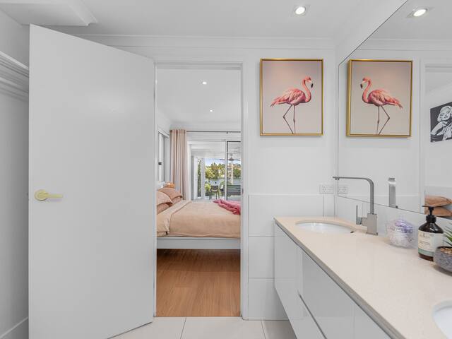 Lakeview Bliss|Black Swans|Golf Retreat in Brissy gallery image 3
