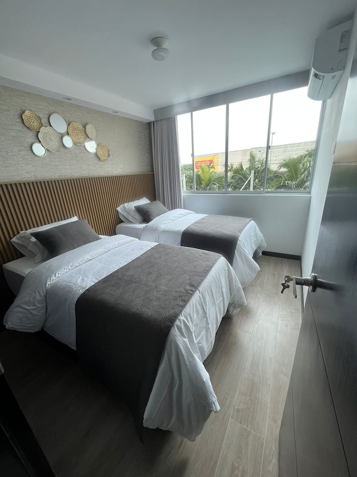 חדר עזר עם מיטת יחיד, מיטת יחיד נוספת מתחתיה, מיזוג אוויר, ארון ונוף לקו הרקיע של העיר