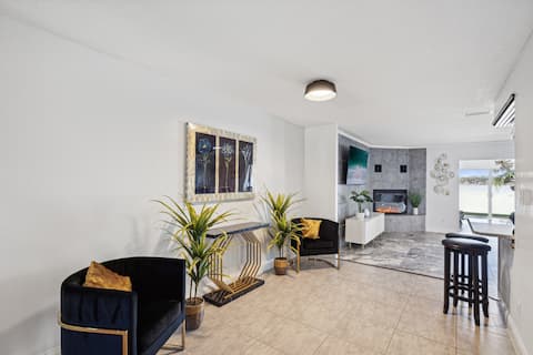 Successful Airbnb property: Spacious Lakefront duplex. in East Lake Orient Park