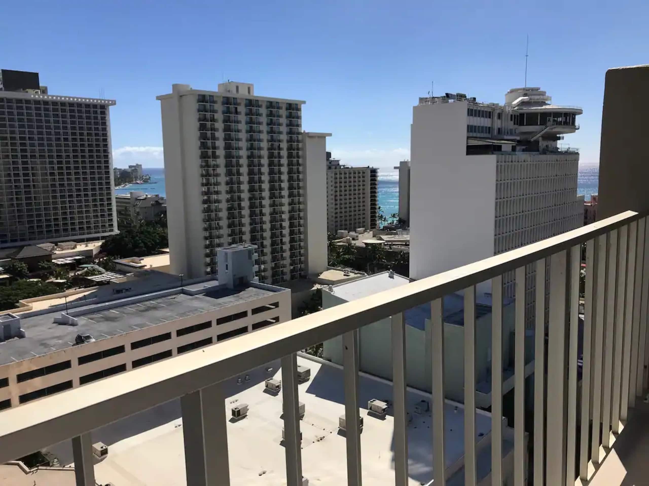 Dazzling Waikiki Studio+King Bed - Image 14