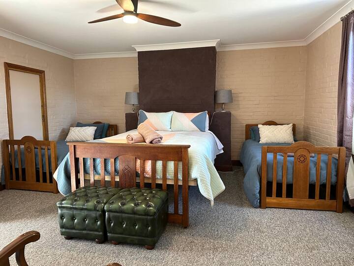 Fjetje 4
1 krevat dopio "queen" dhe tre tekë + banjë private