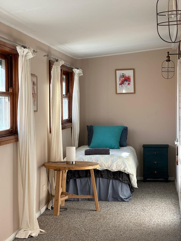 Ky është një krevat i tejmbushur që ndodhet në fund të korridorit drejt dhomës kryesore të gjumit. Është mjaft me diell dhe nuk ka derë. 