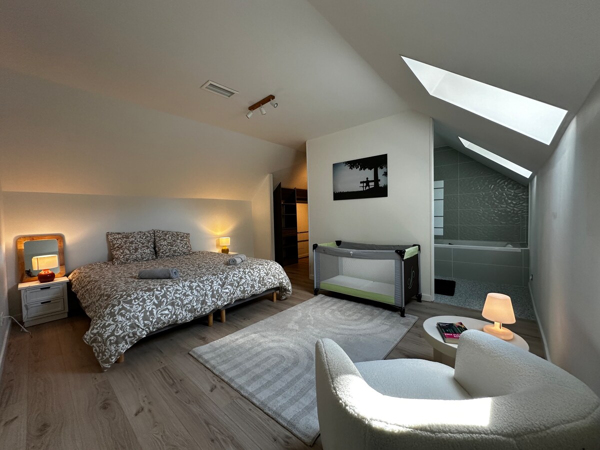 Lit King Size, séparable si besoin, lit parapluie, lit superposé, et salle de bain. Climatisation gainable.