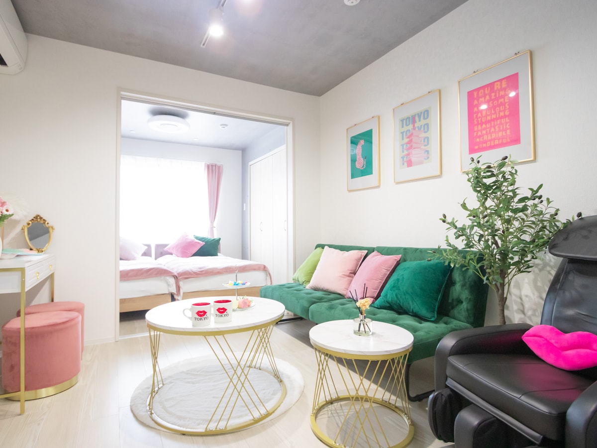 モダンアートと快適な家具で飾られたスタイリッシュなリビングスペースに足を踏み入れましょう。お茶を飲んだり、友達とおしゃべりしたり、自然光の中でインスタ映えする写真を撮ったりするのに最適です。