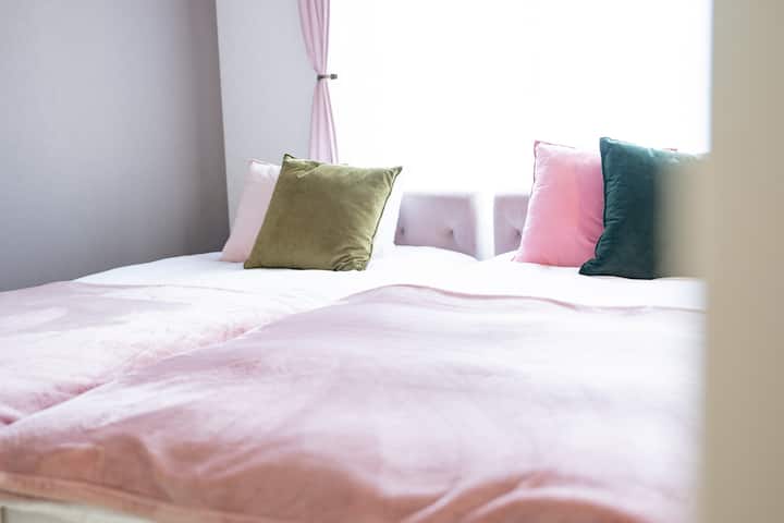 ソフトピンクの寝具とふわふわの枕で、夢の世界へ。東京での冒険の後は、快適で清潔なベッドでぐっすりお休みください。