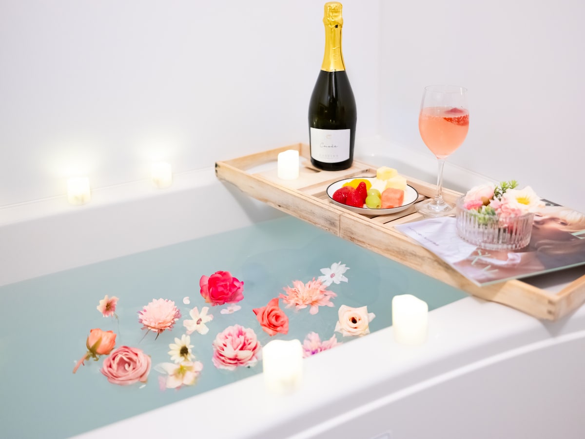 温かいお風呂に入って、花びらをふりかけ、スパークリングワインを飲みましょう。リセットして、充電して、王侯貴族のような気分を味わいましょう。