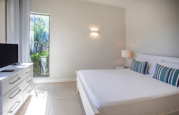 Chumba kikuu cha kulala, kitanda, runinga